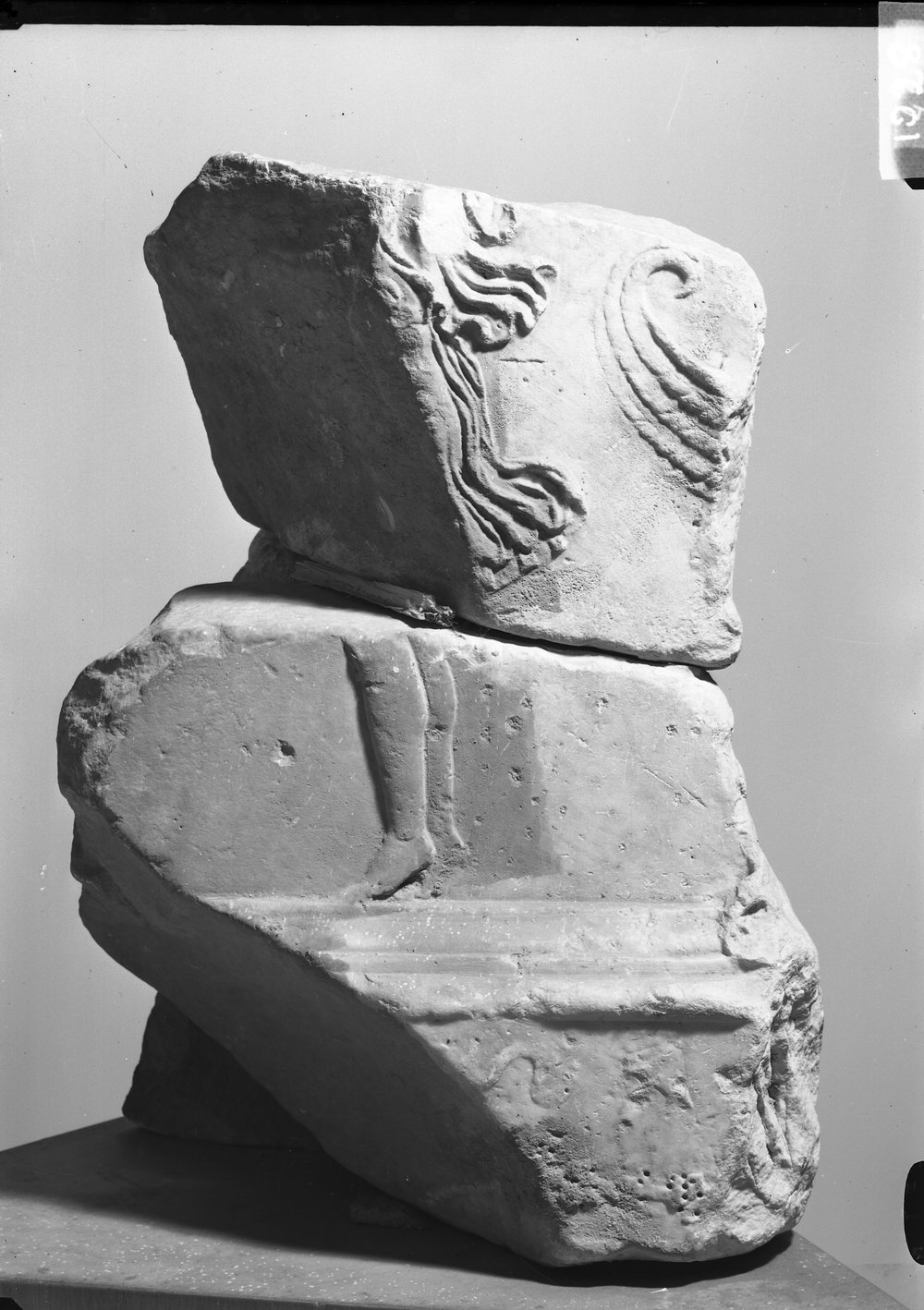 Base con danzatrici dalla Basilica Aemilia 1028.tif