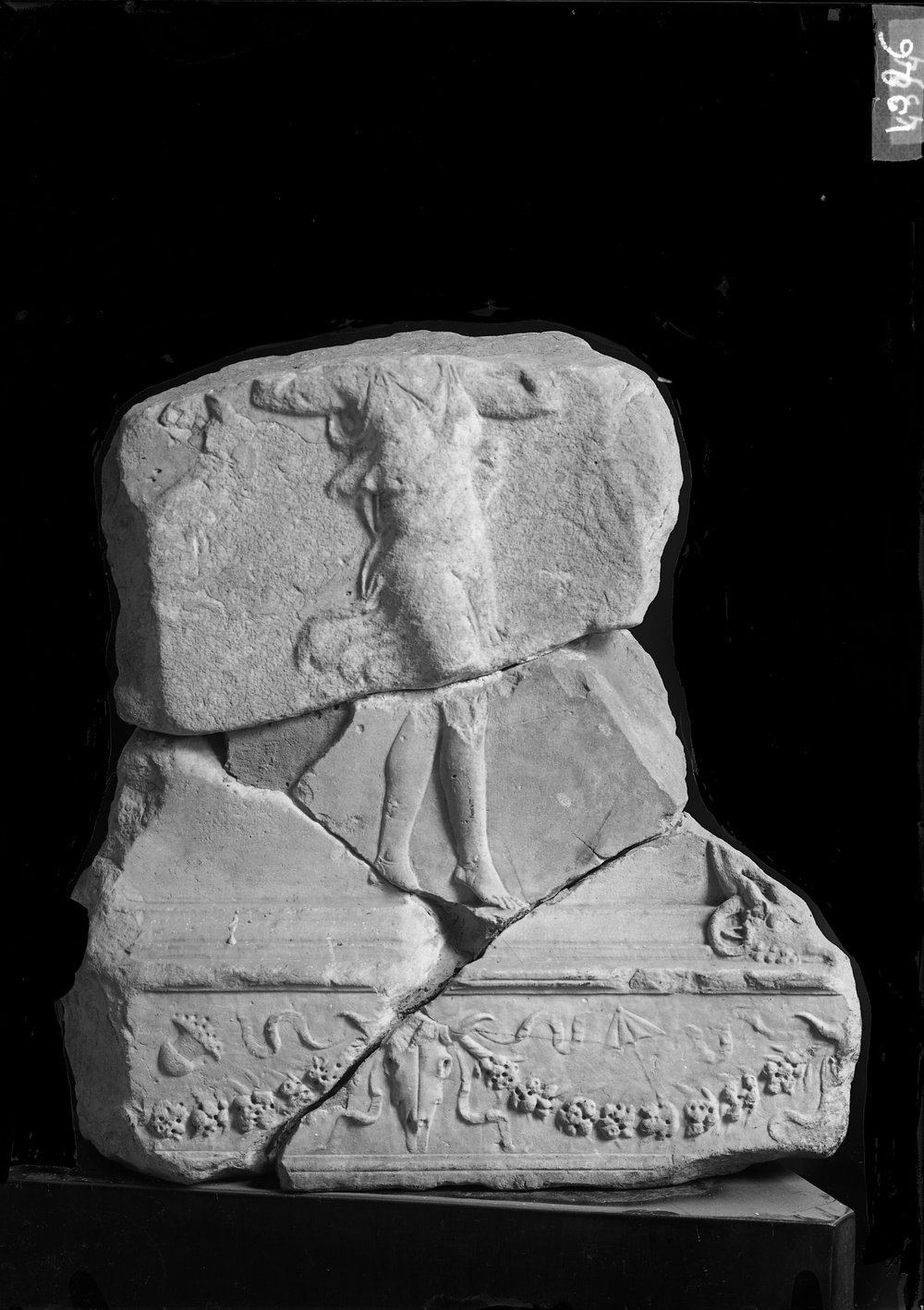 Base con danzatrici dalla Basilica Aemilia 1026.tif