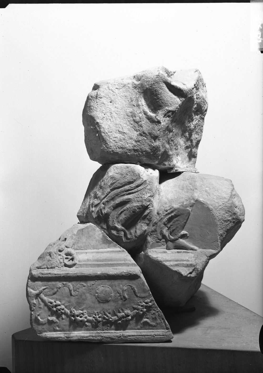 Base con danzatrici dalla Basilica Aemilia 1027.tif