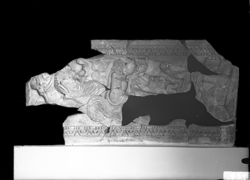 Bassorilievi con delfini 891.jpg