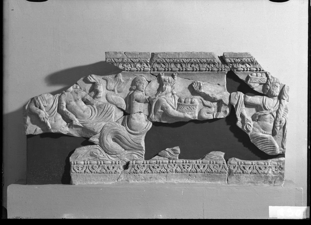 Bassorilievi con delfini 890.jpg