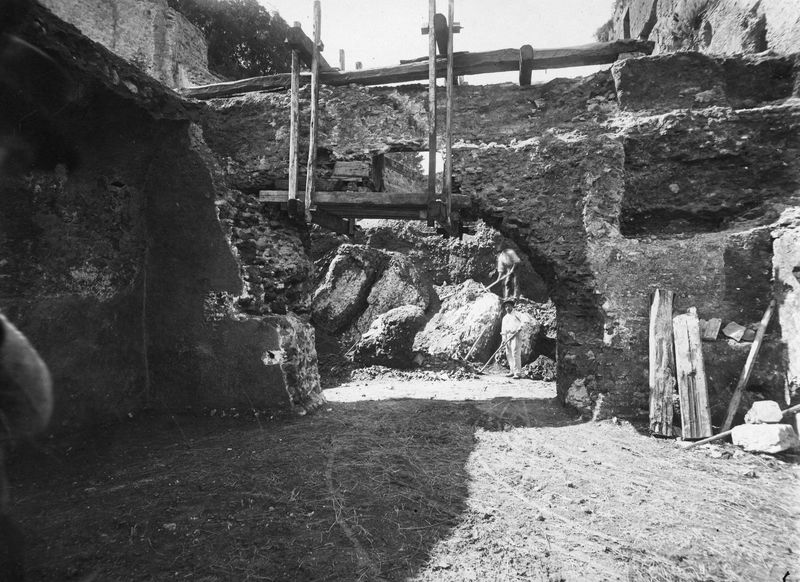 019526 - scavo archeologico - S. Maria Antiqua, ingresso dell'atrio durante lo scavo; neg. serie E, n. 66