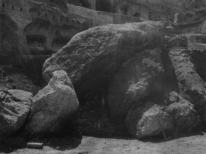 019528 - scavo archeologico - S. Maria Antiqua, scavi dell'atrio, grossi blocchi di muratura caduti; neg. serie E, n. 86