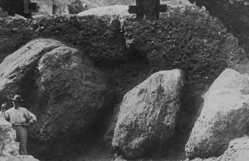 019530 - scavo archeologico - S. Maria Antiqua, scavi dell'atrio del 1900, blocchi di volte e murature cadute; neg. serie F, n. 1953