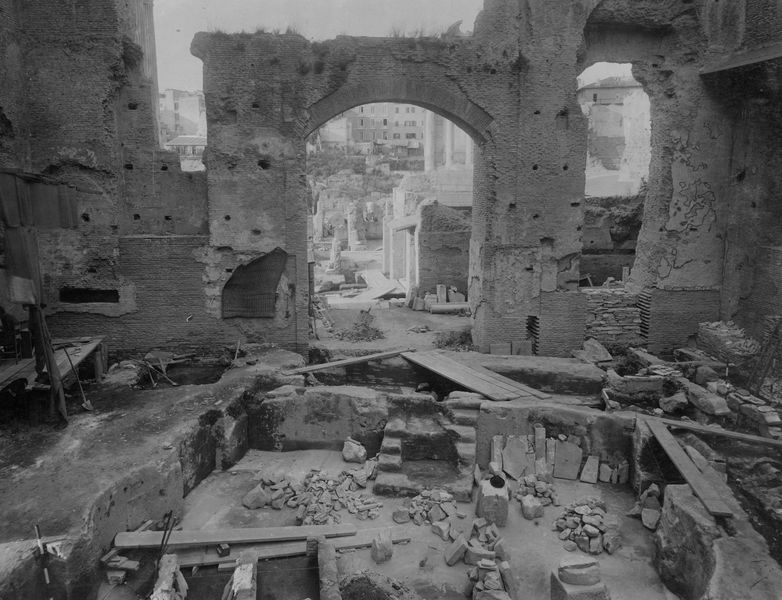 019542 - scavo archeologico - S. Maria Antiqua, interno dell'atrio con parete d'ingresso durante lo scavo; neg. serie C, n. 109