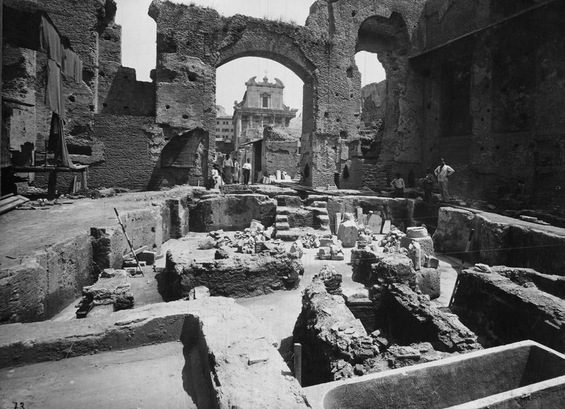 019543 - scavo archeologico - S. Maria Antiqua, atrio dopo lo scavo con le tombe cristiane; neg. serie E, n. 73