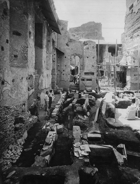 019545 - scavo archeologico - S. Maria Antiqua, la parete sinistra dell'atrio con le tombe cristiane; neg. serie E, n. 74