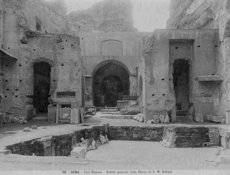 019546 - scavo archeologico - S. Maria Antiqua, atrio con i resti dell'atrio di Caligola