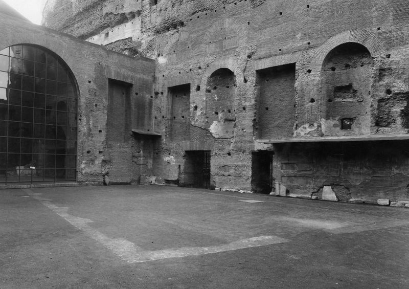 019565 - restauro - S. Maria Antiqua, atrio dopo il restauro (1954); neg. serie E, n. 35313