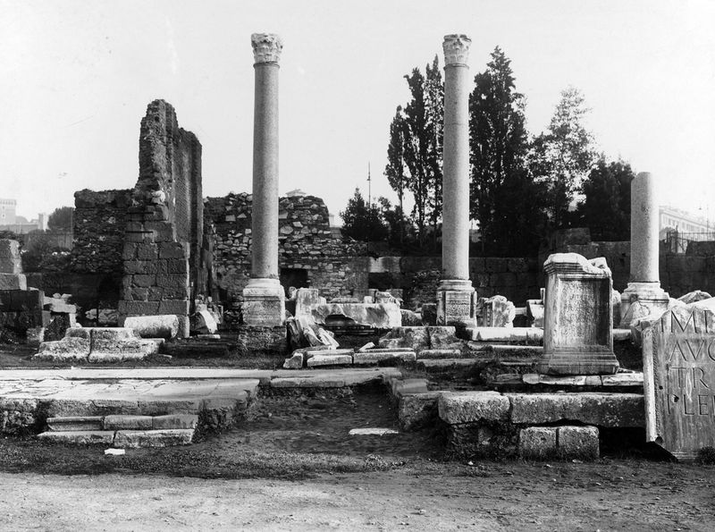 011420 - monumento - Basilica Emilia, cosiddetto "colonnato tardo": consiste in tre colonne in granito che sono state risistemate in situ nel V secolo d.C. su basamenti in marmo bianco. Visione frontale (sud-ovest). Neg. serie E nÂ° 1218