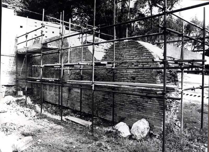 005569 - restauro - Palatino, Clivo Palatino, un muro dell'Ambiente E ripreso durante una ricognizione del 1983; neg. serie FILM n. 1134