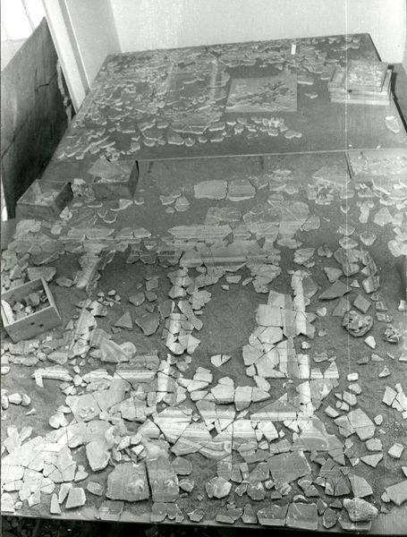 002104 - restauro - Casa di Augusto, "Studiolo di Augusto" c.d., cubicolo superiore, particolare della decorazione della parete settentrionale: durante il restauro della pittura parietale in secondo stile pompeiano, dopo il distacco, con successiva ricollocazione in situ. Bibliografia: Musatti, G. "Casa di Augusto sul Palatino. L'intervento di restauro e considerazioni sulla decorazione pittorica" in Bollettino d'Arte 2, aprile-giugno 2009 (serie VII) pp. 21 e ss. / Iacopi, I. "Casa di Augusto, le pitture" Electa 2007

Neg. serie Film nÂ° 723