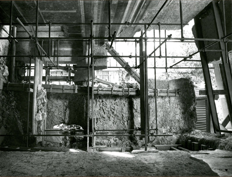 001943 - restauro - Casa di Augusto, ambiente 12, c.d. della rampa, veduta d'insieme: restauro delle pitture parietali in secondo stile pompeiano. Anno di ripresa: 1970-1971.
Bibliografia: Musatti, G. "Casa di Augusto sul Palatino. L'intervento di restauro e considerazioni sulla decorazione pittorica" in Bollettino d'Arte 2, aprile-giugno 2009 (serie VII) pp. 21 e ss. /  Iacopi, I. "La Casa di Augusto, le pitture" Electa 2007 

Neg. serie 9X12 nÂ° 977