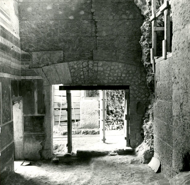 001946 - restauro - Casa di Augusto, ambiente 12, c.d. della rampa, veduta d'insieme: restauro delle pitture parietali in secondo stile pompeiano. Anno di ripresa: 1970-1971.
Bibliografia: Musatti, G. "Casa di Augusto sul Palatino. L'intervento di restauro e considerazioni sulla decorazione pittorica" in Bollettino d'Arte 2, aprile-giugno 2009 (serie VII) pp. 21 e ss. /  Iacopi, I. "La Casa di Augusto, le pitture" Electa 2007 

Neg. serie 6X6 nÂ° 1964