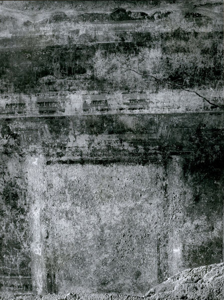 002108 - restauro - Casa di Augusto, "Studiolo di Augusto" c.d., cubicolo superiore, parete di fondo: pittura parietale in secondo stile pompeiano, durante la fase di collocazione su supporti, prima del distacco (1982) e del restauro. Anno di esecuzione dei lavori:1981. 
Bibliografia: Musatti, G. "Casa di Augusto sul Palatino. L'intervento di restauro e considerazioni sulla decorazione pittorica" in Bollettino d'Arte 2, aprile-giugno 2009 (serie VII) pp. 21 e ss. 

Neg. serie Film nÂ° 960