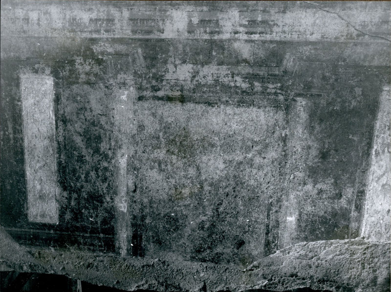 002109 - restauro - Casa di Augusto, "Studiolo di Augusto" c.d., cubicolo superiore, parete di fondo: pittura parietale in secondo stile pompeiano, durante la fase di collocazione su supporti, prima del distacco (1982) e del restauro. Anno di esecuzione dei lavori:1981. 
Bibliografia: Musatti, G. "Casa di Augusto sul Palatino. L'intervento di restauro e considerazioni sulla decorazione pittorica" in Bollettino d'Arte 2, aprile-giugno 2009 (serie VII) pp. 21 e ss. 

Neg. serie Film nÂ° 960