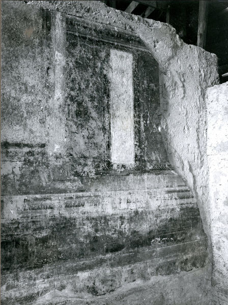 002110 - restauro - Casa di Augusto, "Studiolo di Augusto" c.d., cubicolo superiore, parete di fondo: pittura parietale in secondo stile pompeiano, durante la fase di collocazione su supporti, prima del distacco (1982) e del restauro. Anno di esecuzione dei lavori:1981. 
Bibliografia: Musatti, G. "Casa di Augusto sul Palatino. L'intervento di restauro e considerazioni sulla decorazione pittorica" in Bollettino d'Arte 2, aprile-giugno 2009 (serie VII) pp. 21 e ss. 

Neg. serie Film nÂ° 960