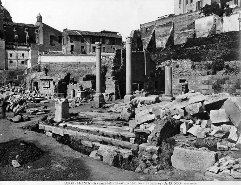 011423 - monumento - Basilica Emilia, cosiddetto "colonnato tardo": consiste in tre colonne in granito che sono state risistemate in situ nel V secolo d.C. su basamenti in marmo bianco. Visione dall'angolo sud. Senza negativo