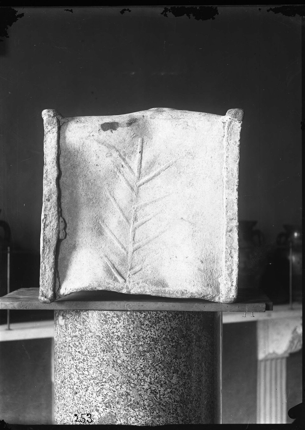 Lastra 253, Museo VAticano recipiente di bronzo.jpg