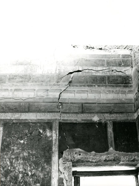 001947 - monumento - Casa di Augusto, ambiente 12, c.d. della rampa, muro sud: pittura parietale in secondo stile pompeiano, prima degli interventi di restauro.
Bibliografia: Musatti, G. "Casa di Augusto sul Palatino. L'intervento di restauro e considerazioni sulla decorazione pittorica" in Bollettino d'Arte 2, aprile-giugno 2009 (serie VII) pp. 21 e ss. /  Iacopi, I. "La Casa di Augusto, le pitture" Electa 2007 

Neg. serie 6x6 nÂ°5799