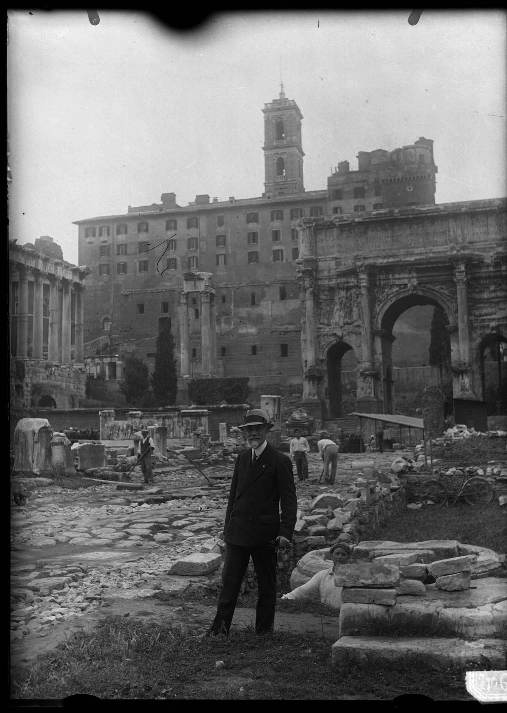 Lastra 2106, Visite - Bartoli con visitatori al Foro Romano.jpg