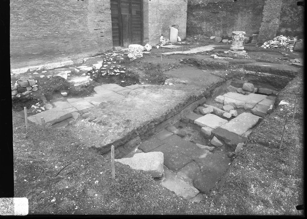 Lastra 2756 - Curia - scavo sperimentale da nord - est - Copia.jpg