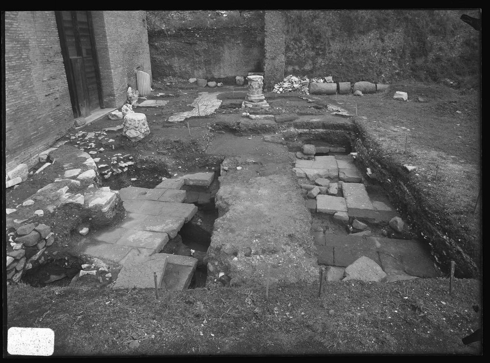 Lastra 2754 - Curia - scavo sperimentale da Est.jpg