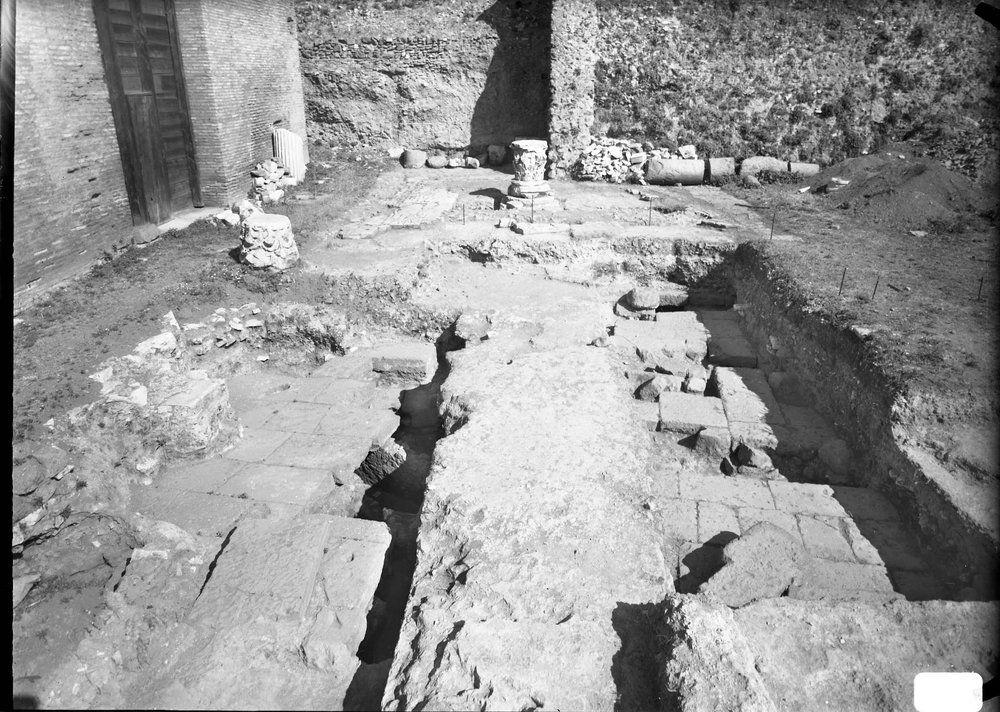 Lastra 2821, Curia area posteriore, scavo sperimentale 1969.jpg