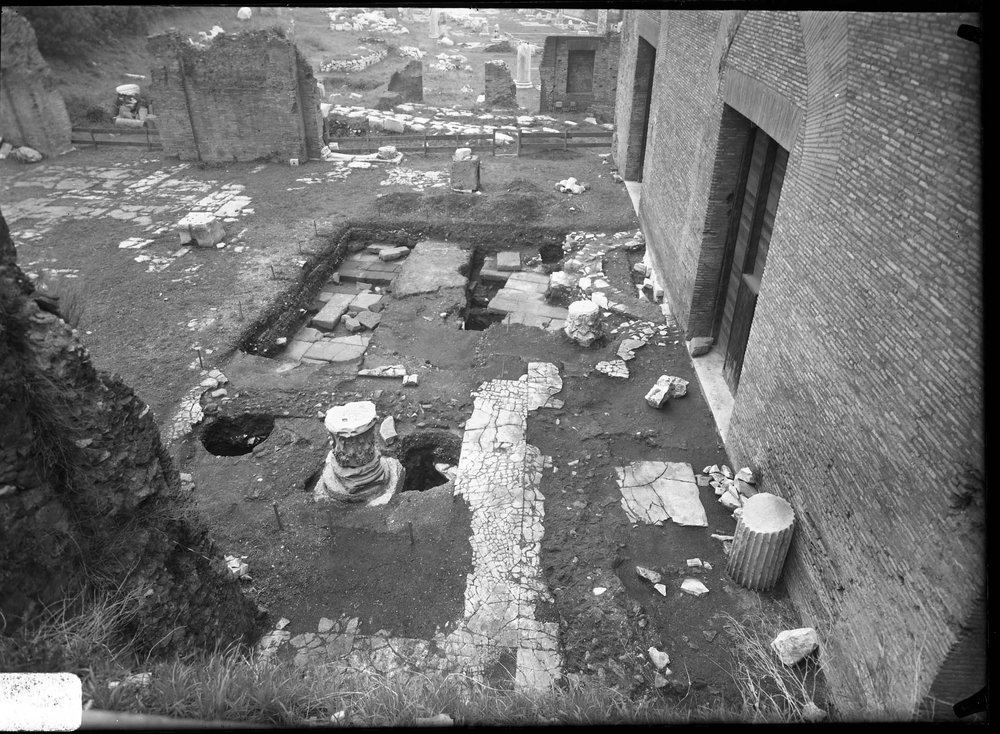 Lastra 2758 - Curia - scavo sperimentale da nord.jpg