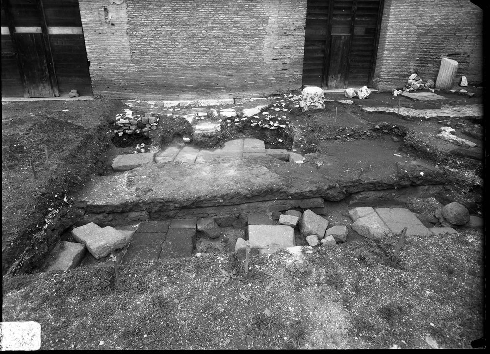 Lastra 2755 - Curia - scavo sperimentale da nord - Copia.jpg