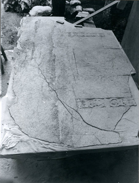 002115 - restauro - Casa di Augusto, "Studiolo di Augusto" c.d., cubicolo superiore, parete di fondo: pittura parietale in secondo stile pompeiano, durante la fase di distacco (1982) e di restauro. Anno di esecuzione dei lavori:1982. 
Bibliografia: Musatti, G. "Casa di Augusto sul Palatino. L'intervento di restauro e considerazioni sulla decorazione pittorica" in Bollettino d'Arte 2, aprile-giugno 2009 (serie VII) pp. 21 e ss. 

Neg. serie Film nÂ° 1060