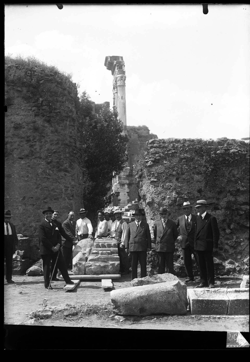 Lastra 2107, Visite - Bartoli con visitatori al Foro Romano.jpg