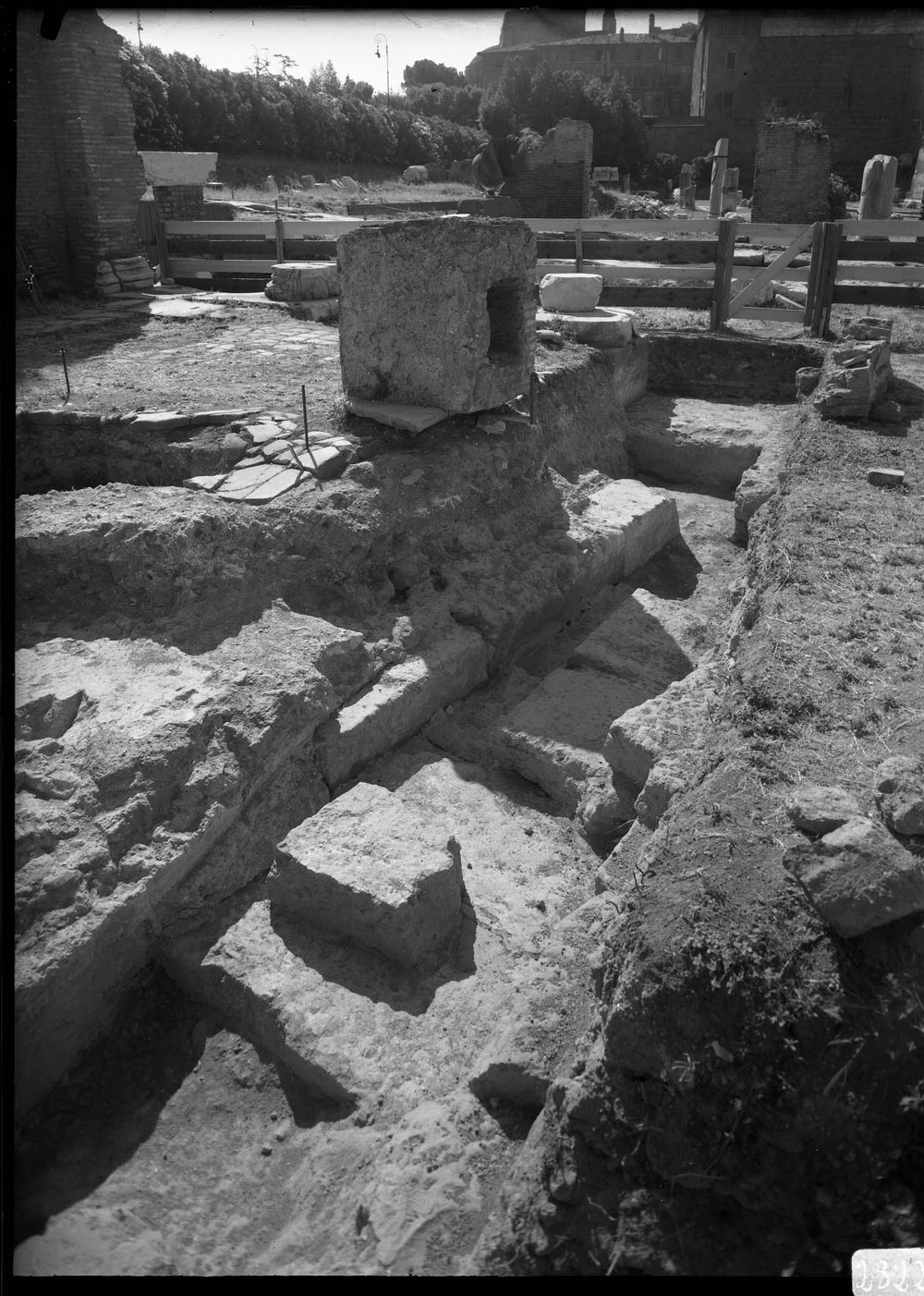 Lastra 2822, Curia, area posteriore scavo seprimentale 1969.jpg