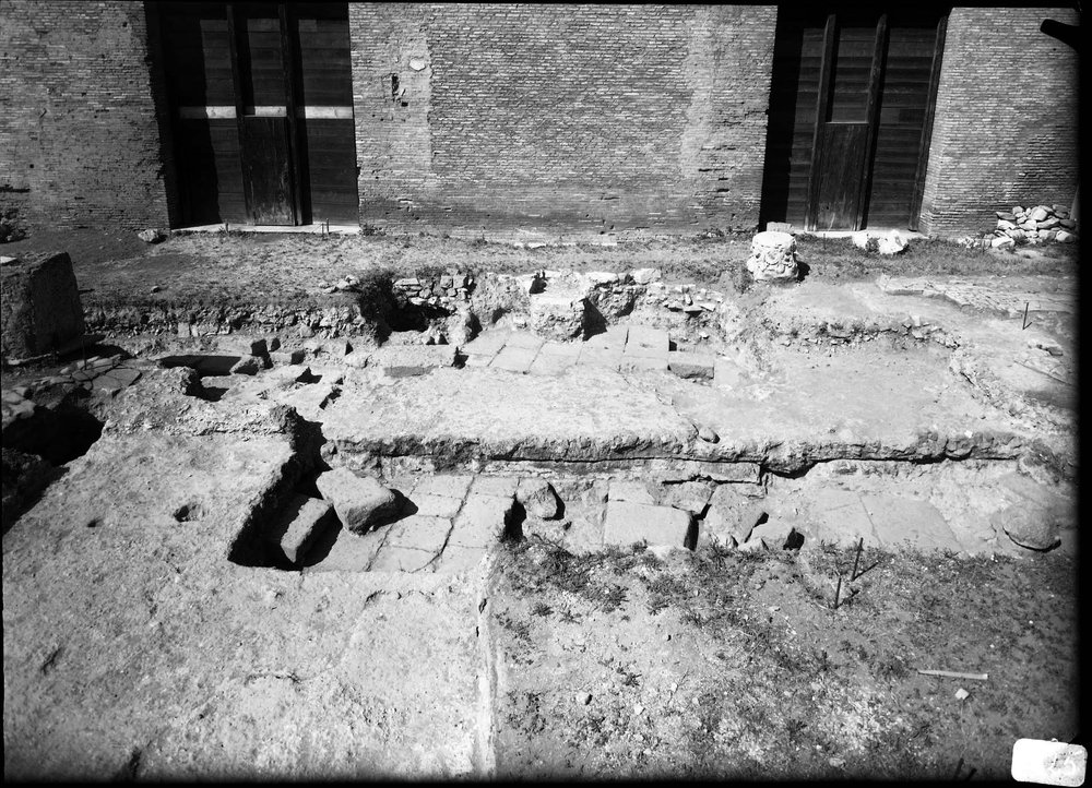 Lastra 2825, Curia area posteriore, scavo sperimentale 1969.jpg