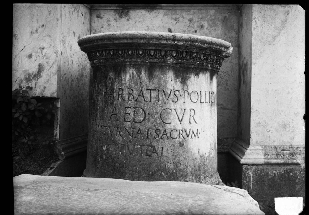Lastra 2244, Iscrizione del puteale di Giuturna.jpg