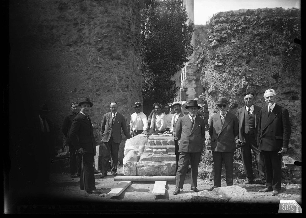 Lastra 2105, Visite - Bartoli con visitatori al Foro Romano.jpg