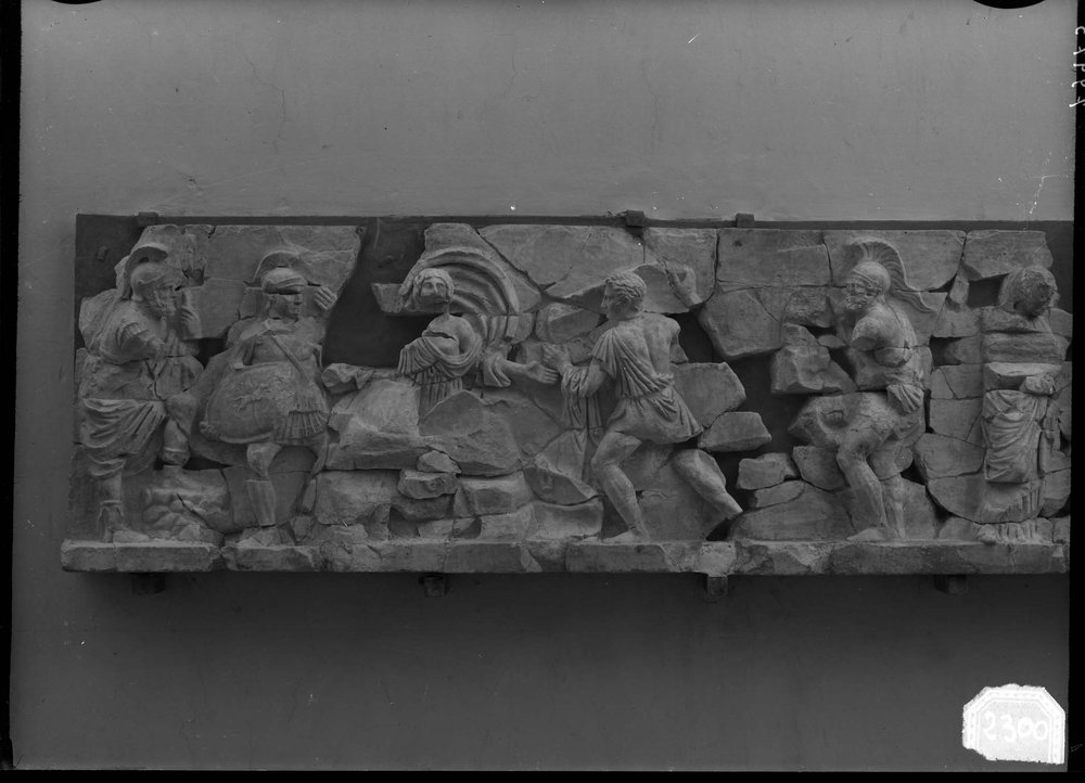 Lastra 2300, Basilica Emilia, fregio con uccisione di Torpea.jpg