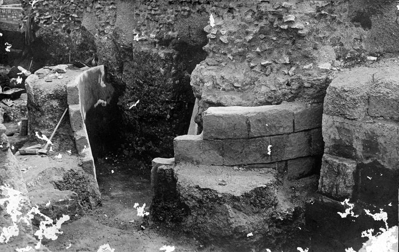 000008 - scavo archeologico - Palatino, Roma quadrata, vecchie foto dello scavo Vaglieri, particolare; senza negativo