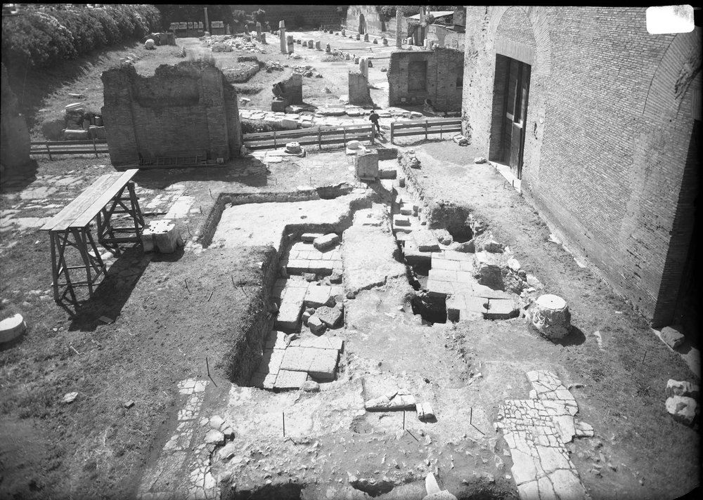 Lastra 2820, Curia area posteriore, scavo sperimentale 1969.jpg
