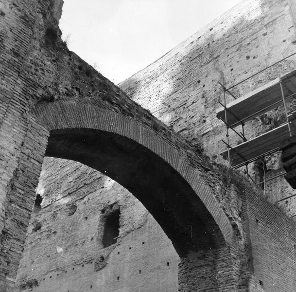 019566 - monumento - S. Maria Antiqua, arcone dell'atrio (1974)