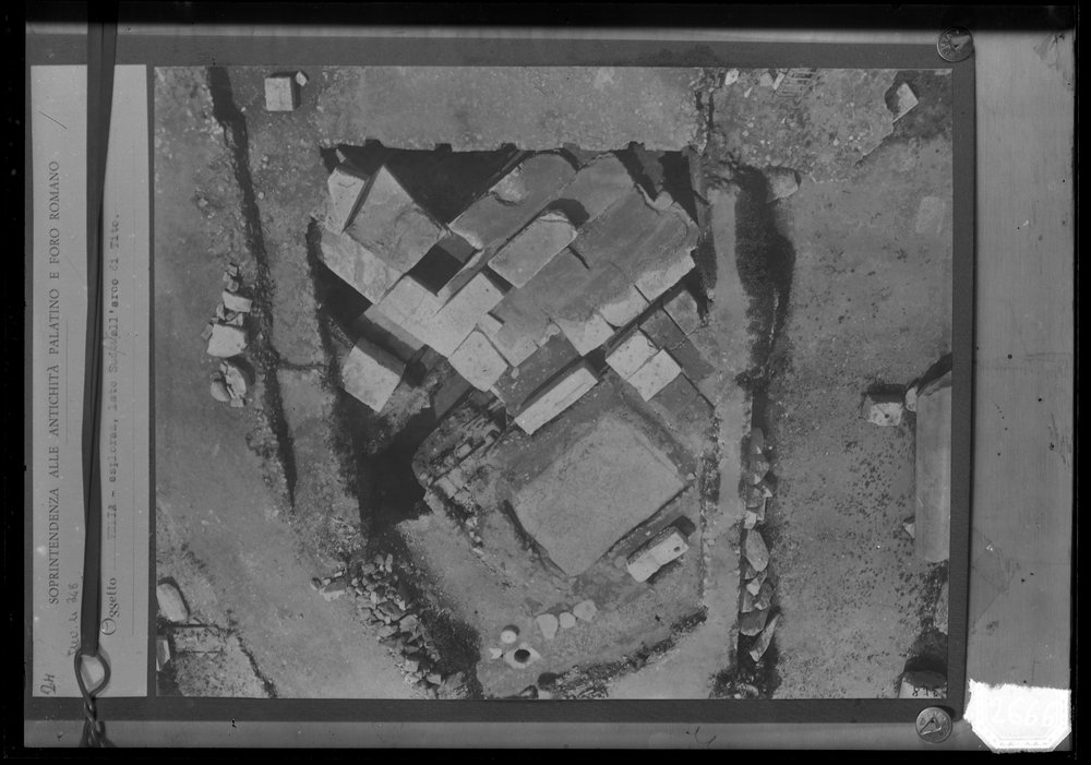 Lastra 2666, Velia - esplorazione lato Sud-Est dell'arco di Tito.tif