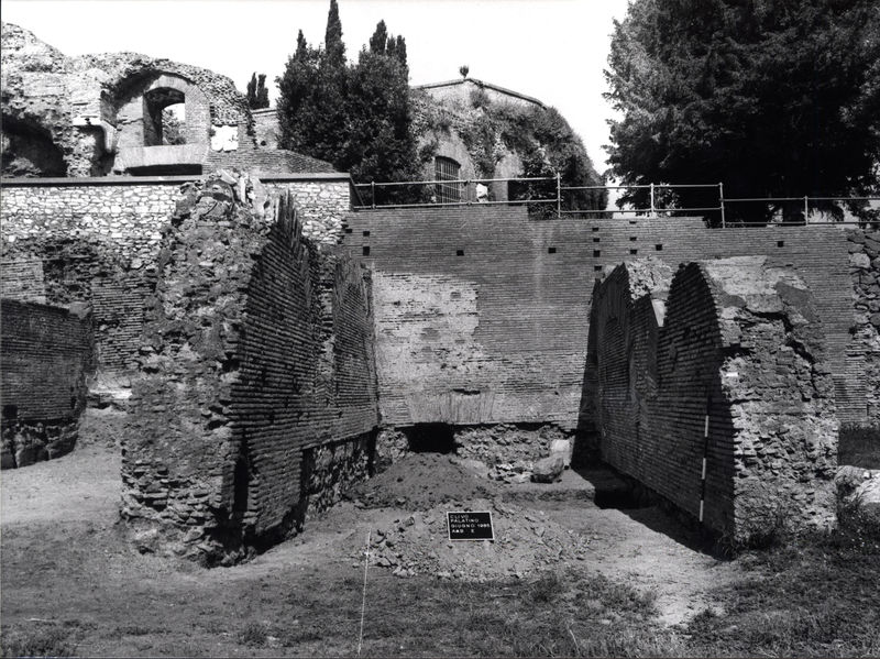 005571 - restauro - Palatino, Clivo Palatino, un muro dell'Ambiente E ripreso durante i lavori del 1985 (giugno); neg. serie FILM n. 1500