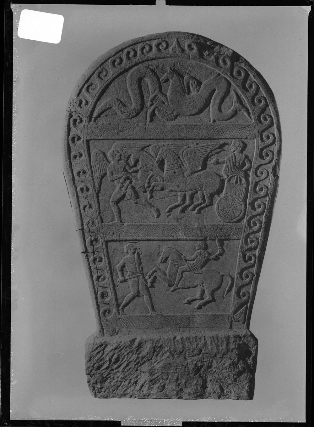 Pellicola 2924, Mostra ''i Galli e l'Italia'' - stele funeraria.jpg