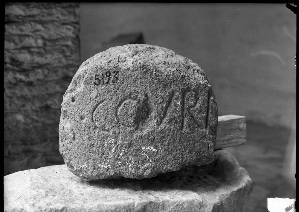 Lastra 2246, Lapidario, frammento di base della Curia, iscritta COVRI.jpg