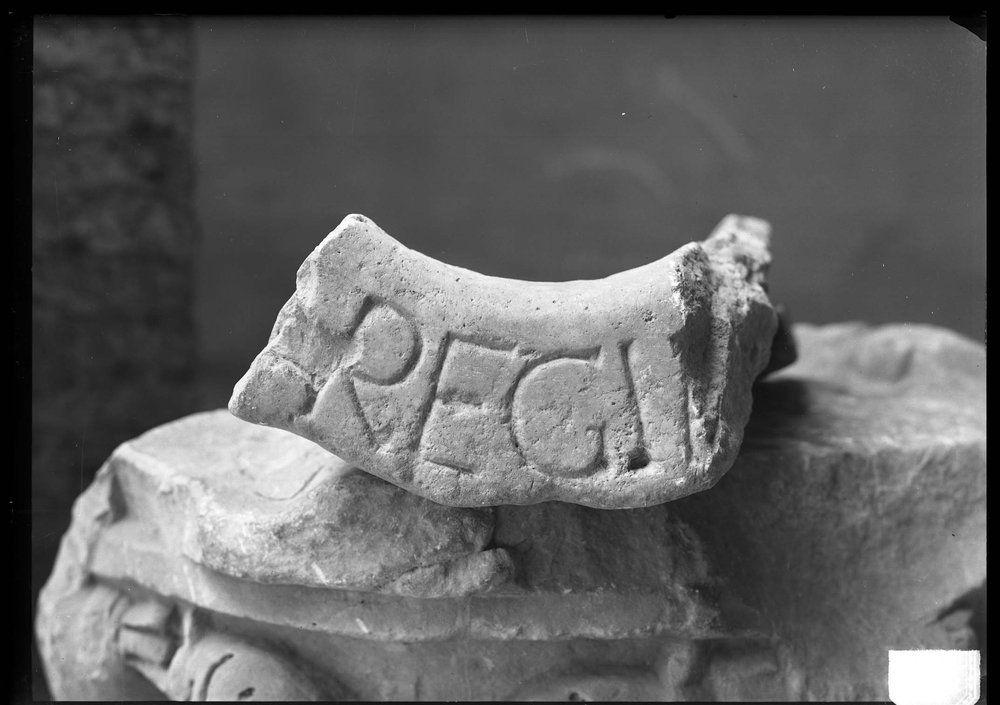 Lastra 2245, Lapidario, frammento di puteale della Regia, iscritto REGIA.jpg
