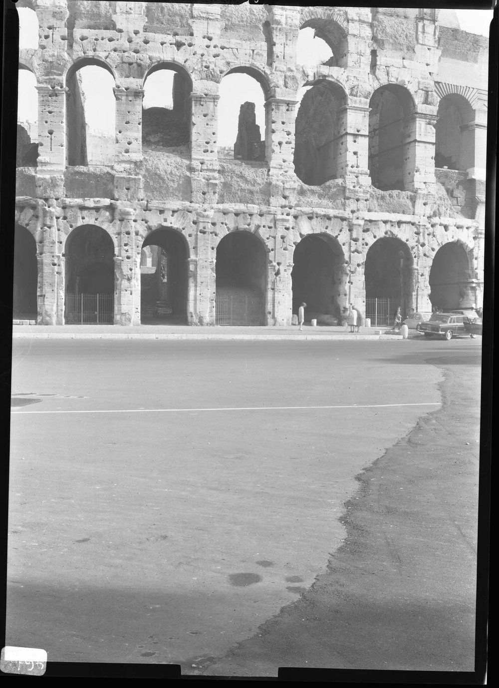 Pellicola 2796, Colosseo dopo i lavori di ripulitura, primavera 1969.jpg