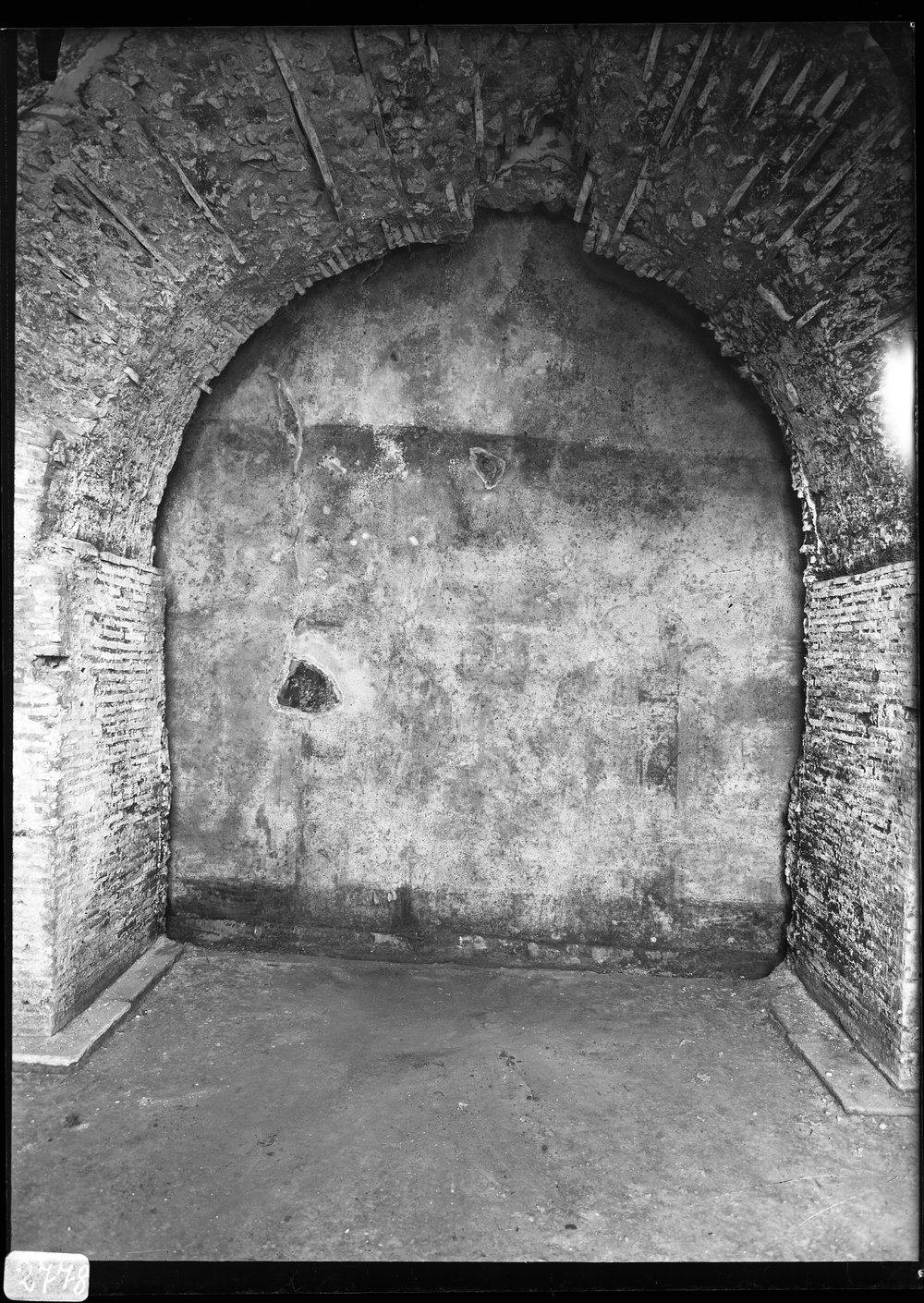 Lastra 2778 - Via Nova - costruzioni fra via Nova e Cl. Vitoriae - I piano - parete di fondo della I stanza orientale dopo la pulitura del 1967.tif