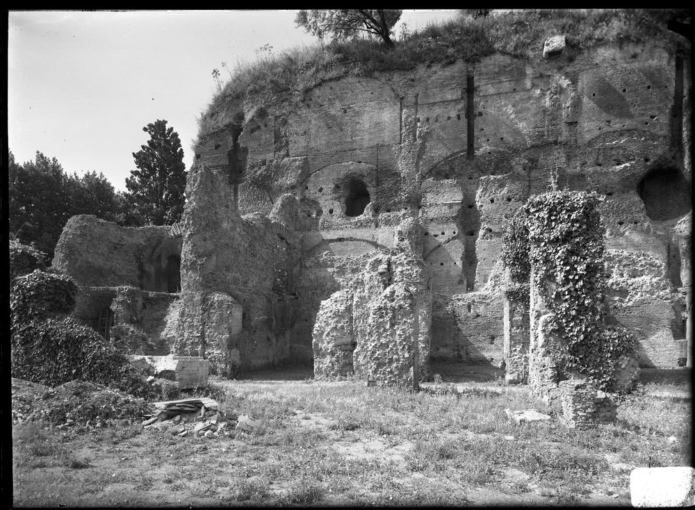 Lastra 2738, Palatino Vigna Barberini versante settentrionale, bagni di Nerone. Ruderi presso l'angolo dopo la ripulitura.tif