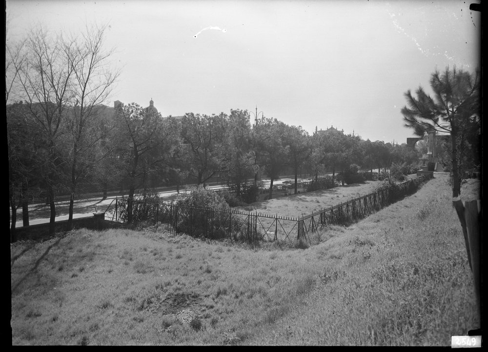 Lastra 2549, Palatino. Vecchia recinzione lungo Via S. Gregorio. (Aprile 1965).tif