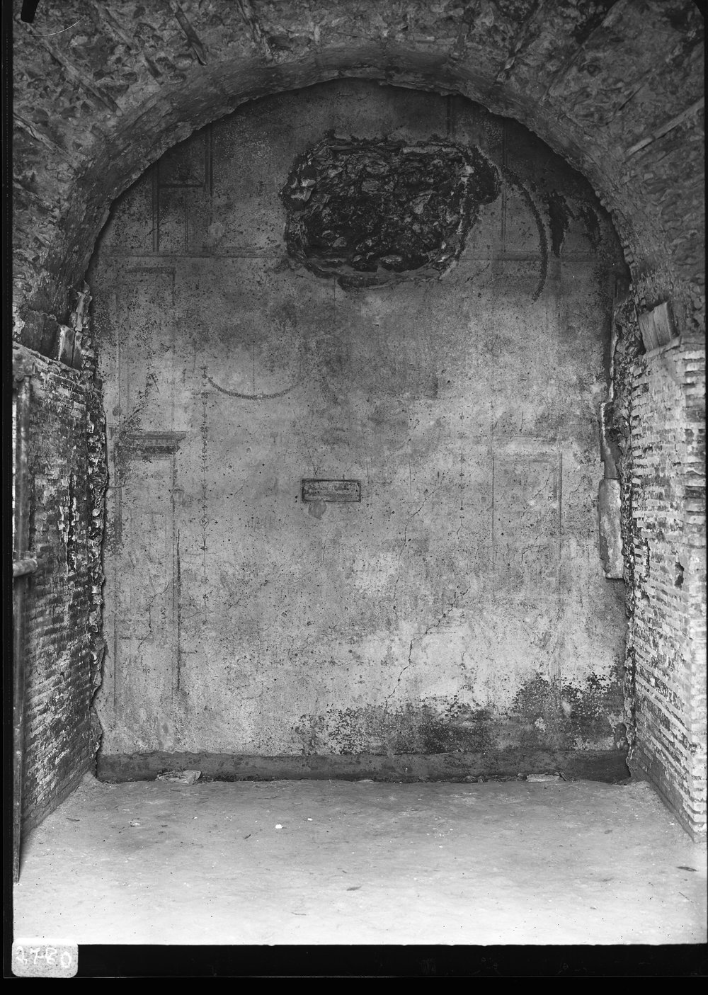 Lastra 2780 - Via Nova - costruzioni fra via Nova e Cl. Vitoriae - I piano - parete di fondo della III stanza orientale dopo la pulitura del 1967.tif